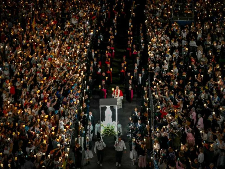 Il Papa a Lourdes fra i malati: «No a leggi che tolgono la vita con la scusa della compassione». L'incontro con le vittime di abusi