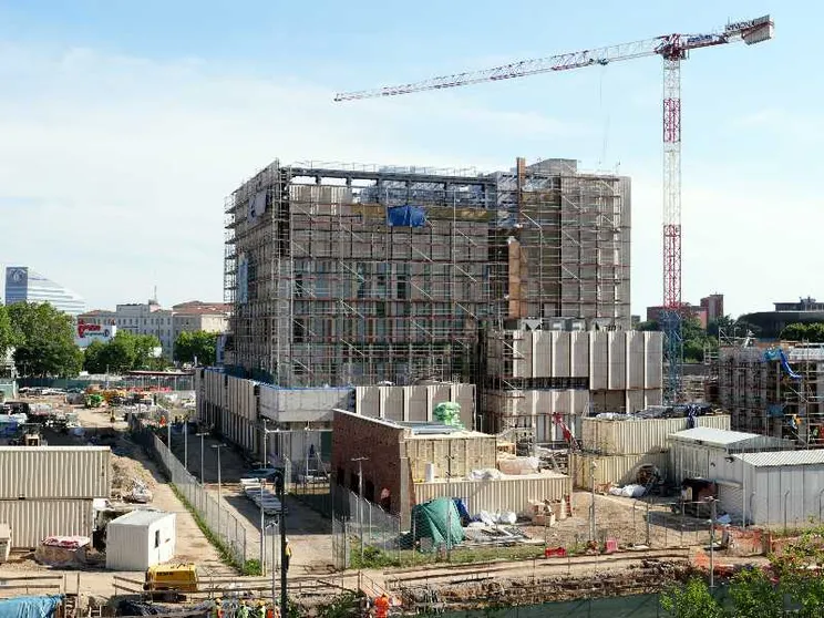 Il cantiere del nuovo consolato Usa in piazzale Accursio. L’accordo tra Procura e Cadell porterà al versamento di oltre 30 milioni agli operai e all’Inps per sanare le irregolarità e le situazioni di sfruttamento/ FOTOGRAMMA