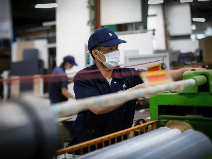 Un operaio vietnamita lavora presso lo stabilimento della Naito Furniture Industry a Minami Alps, nella prefettura di Yamanashi