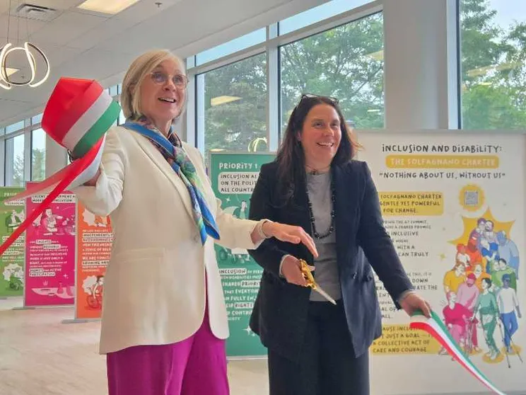 La ministra per le Disabilità Alessandra Locatelli e la ministra canadese del Lavoro e della Famiglia Patty Hajdu all'inaugurazione della mostra itinerante / foto ministero per le Disabilità