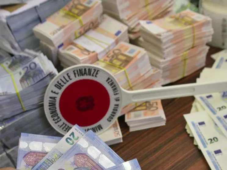 Napoli operazione della Guardia di Finanza