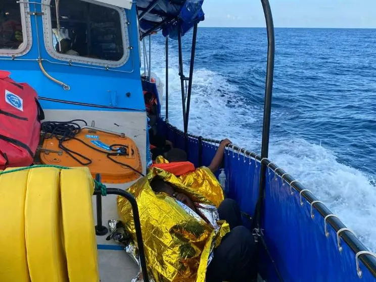 Nuovo naufragio nel Mediterraneo: soccorso un gommone con due corpi senza vita. Uno è di un bambino