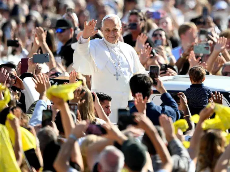 Papa Leone XIV in mezzo ai fedeli in piazza San Pietro per l'udienza generale del mercoledì / ANSA