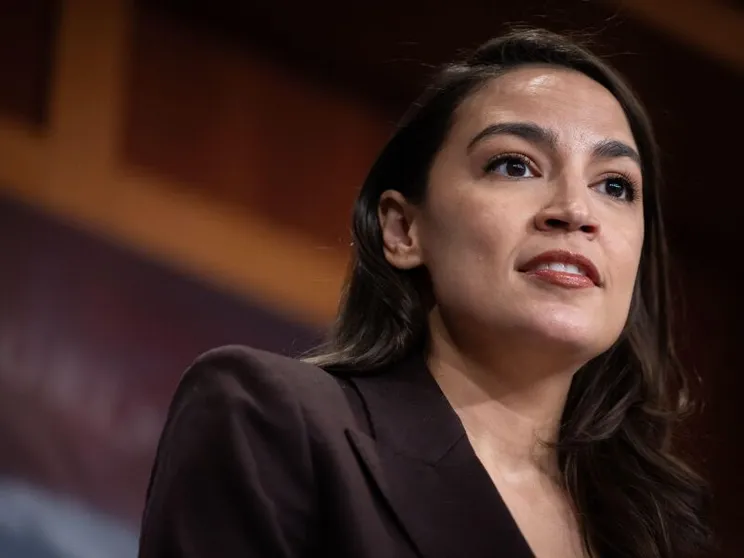 Un'immagine in primo piano di Alexandria Ocasio-Cortez