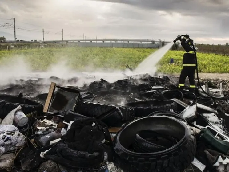 Cento reati ambientali al giorno, le ecomafie continuano a prosperare