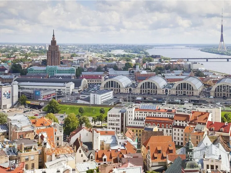 Vista di una città affacciata su un fiume