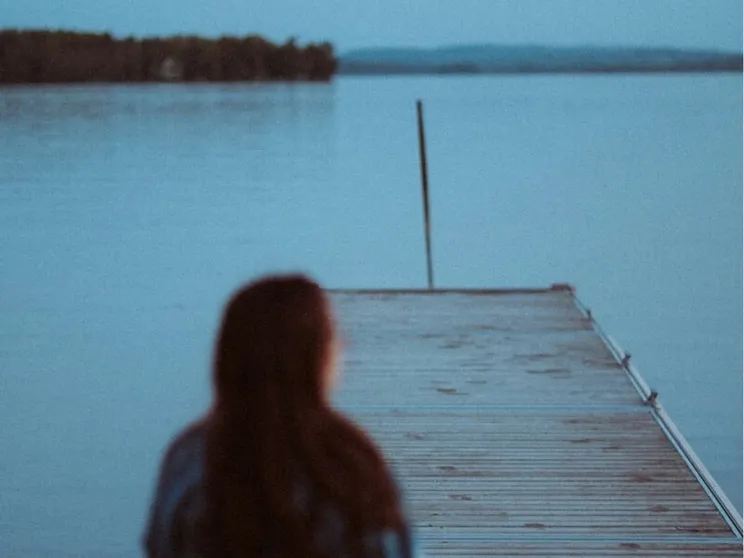Una ragazza sola sul lago
