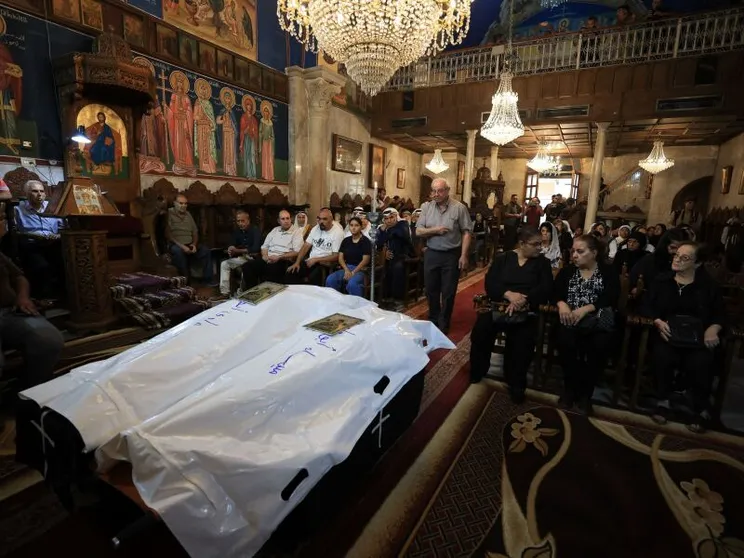 Due bare avvolte di bianco in una chiesa di Gaza ci ricordano che quella guerra uccide ancora