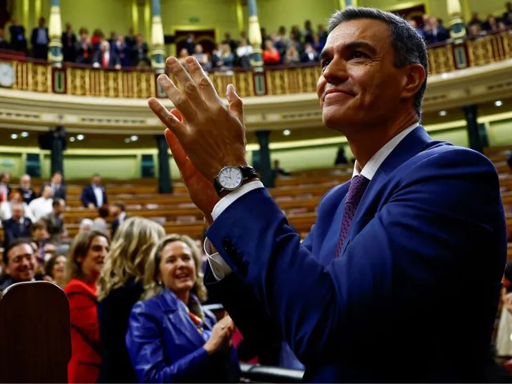 Uomo applaude in aula parlamentare