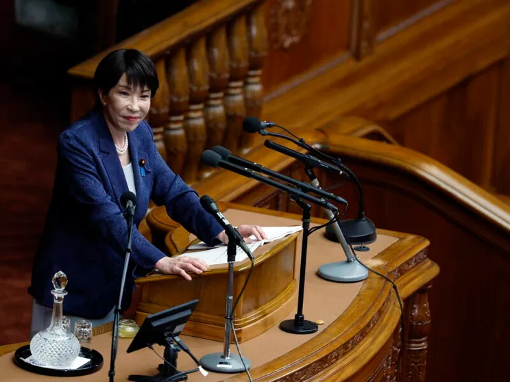 La premier nipponica Sanae Takaichi nel suo discorso programmatico in Parlamento
