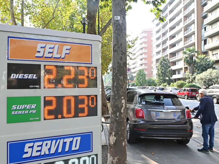 È tornato il caro-carburante. Ora il governo si affida a Bruxelles