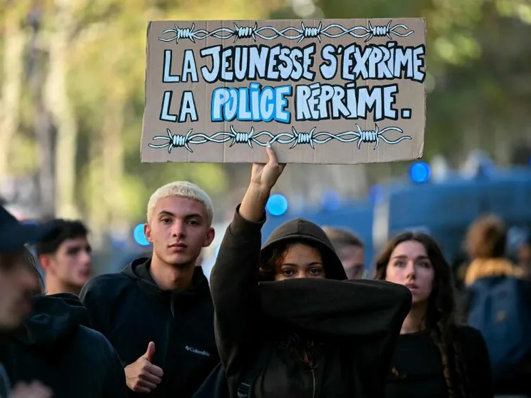 Ishak, Lola, Zoé: in corteo a Saint-Denis con i liceali ribelli delle periferie francesi