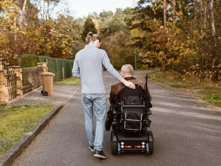I giovani caregiver si raccontano in cento storie: «Ma chi si prende cura di noi?»