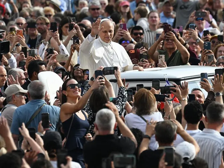Leone XIV in mezzo ai fedeli riuniti in piazza San Pietro per l'udienza generale di oggi, mercoledì 7 ottobre 2026 / ANSA