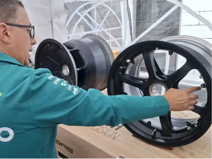Dal cerchio "truccato" alla Formula 1: il valore di chi cambia ruota