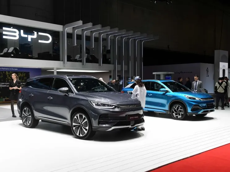 Troppe auto dalla Cina: la Ue vuole mettere un tetto alle ibride