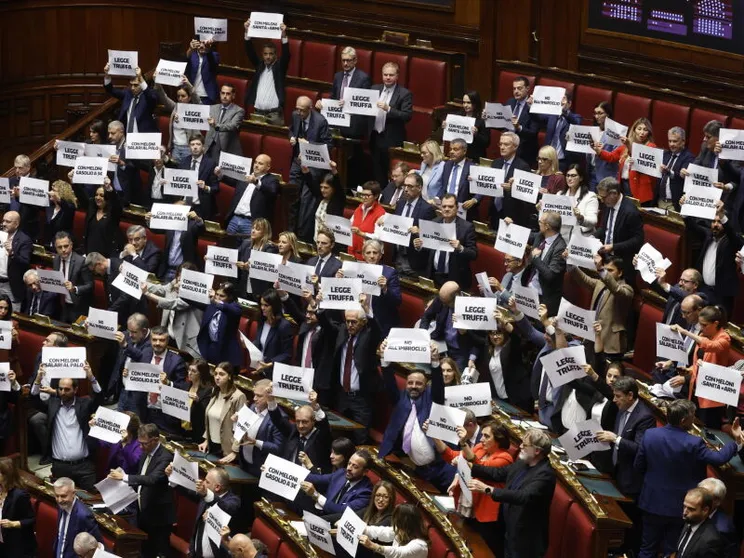 Il Governo schierato al momento del voto finale/ ANSA