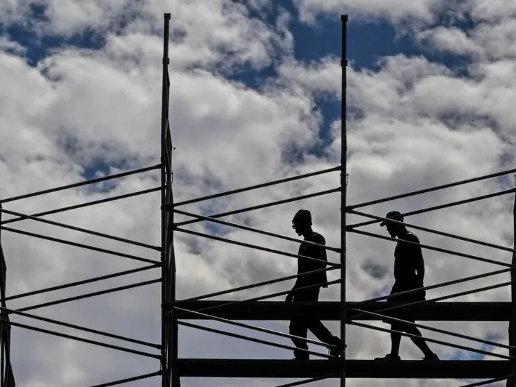 Giovani al lavoro su un ponteggio / Ansa