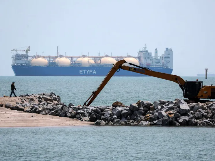 Una petroliera transita attraverso le acque dello Stretto di Malacca