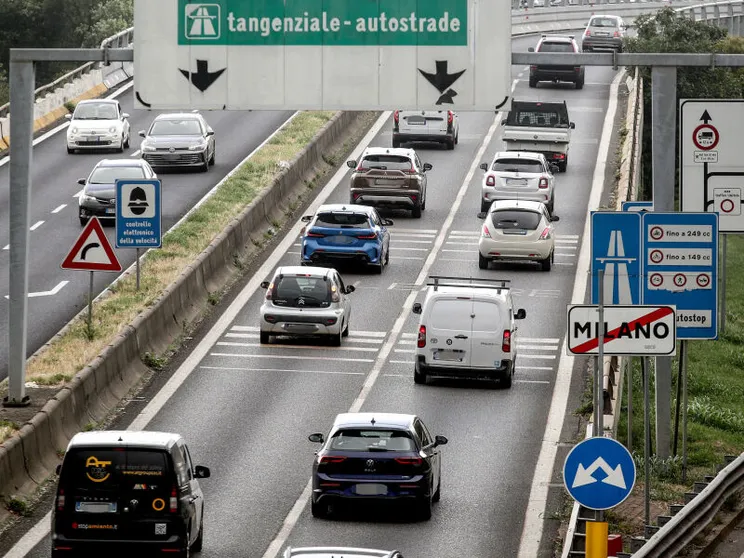 Giù le multe, su l'età (70 anni) per guidare bus e camion: come cambia il Codice della strada
