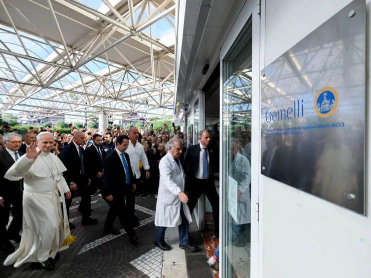 Il Papa al “Gemelli”: l’intervento è riuscito. Rimosso il tumore e asportato il lobo del polmone