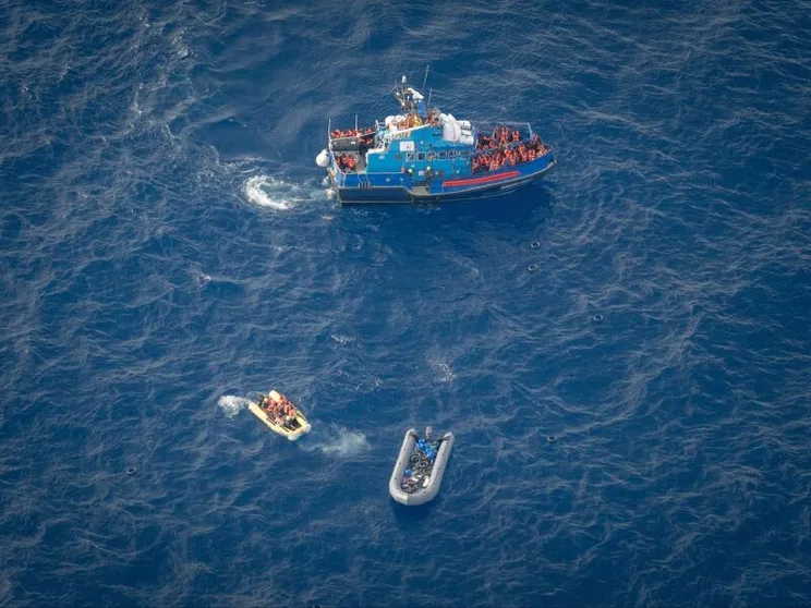 C'è un gommone con 30 migranti finito nel nulla. E la Libia dichiara guerra alle Ong