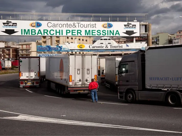 Il gasolio costa troppo: camion e pescherecci scelgono di fermarsi