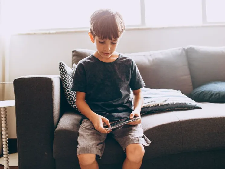 Smartphone e minori: a Imola è l'intera comunità che educa