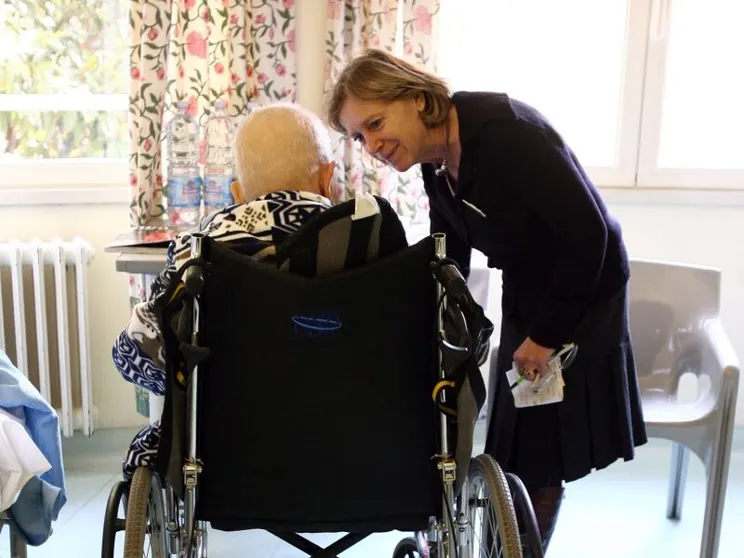 Il ddl riconosce la figura del caregiver familiare / Foto Gennari