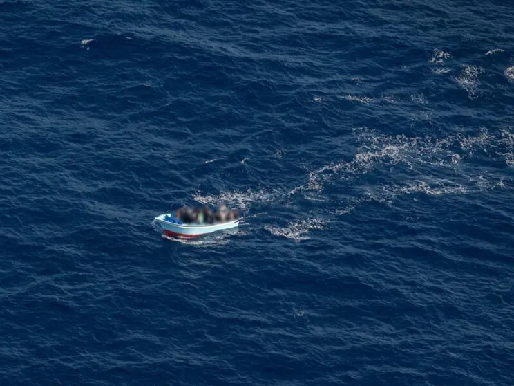 Il barchino  di legno intercettato da Sos Mediterrane alcuni giorni fa e sparito nel nulla/Camille Martin Juan/SOS MEDITERRANEE