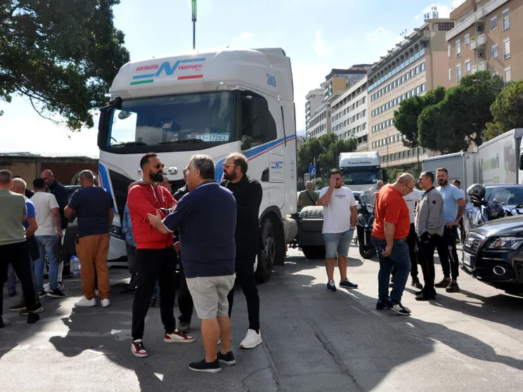 Lo sciopero dei tir paralizza il Sud: rifornimento di merci a rischio