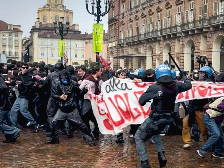 Slogan e pietre per un giorno di tensione: gli studenti italiani “copiano” la rabbia francese