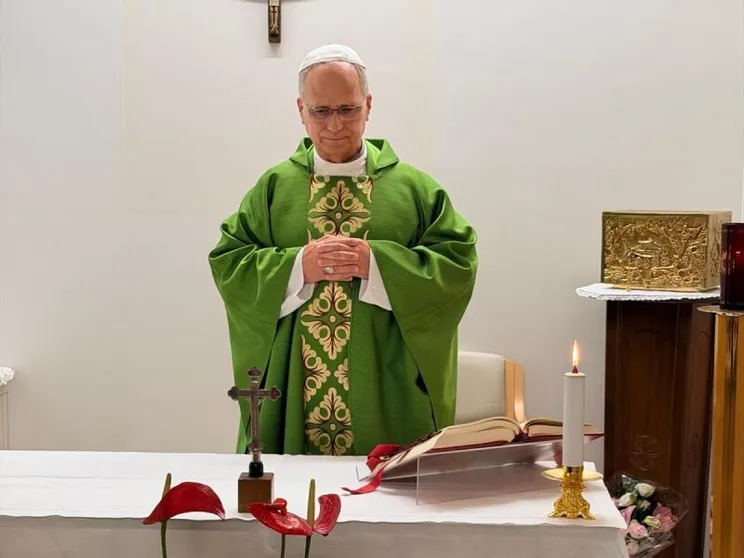 Il Papa ricoverato al “Gemelli” presiede la Messa. Le prime foto e le prime parole dopo l'operazione