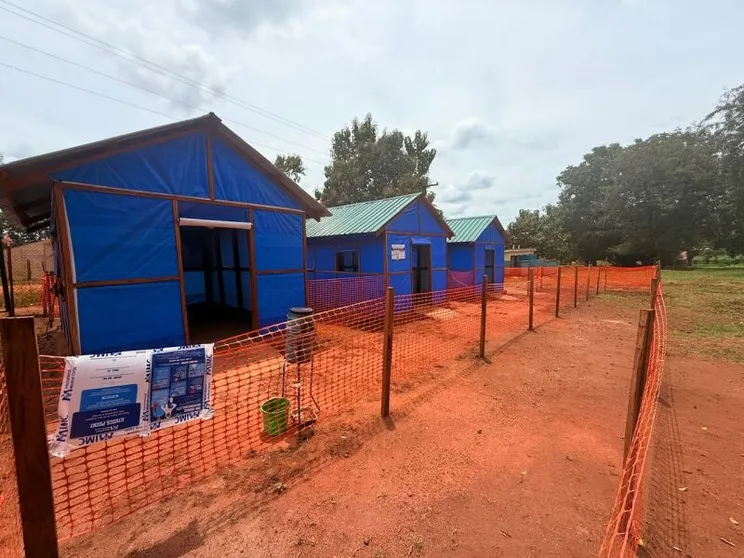 Una fila di baracche azzurre sulla terra rossa al confine tra Sud Sudan e Rdc
