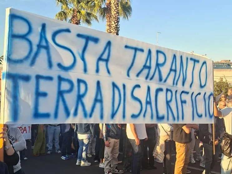 La grande attesa di Taranto, dove la crisi dell'ex Ilva divide operai, famiglie e quartieri