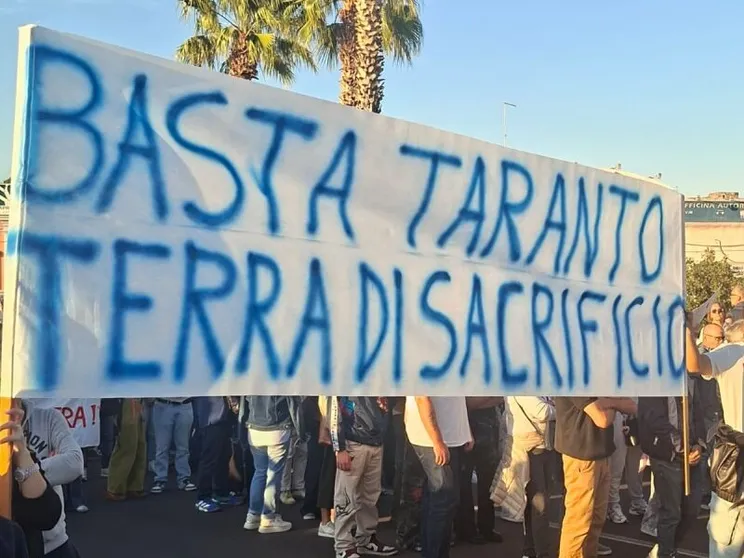 La grande attesa di Taranto, dove la crisi dell'ex Ilva divide operai, famiglie e quartieri