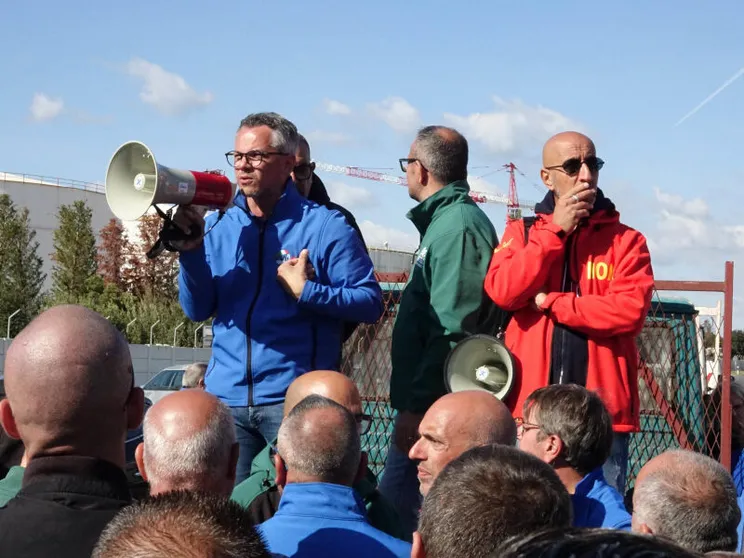 Voci intorno alla grande fabbrica. «L'ex Ilva chiusa sarebbe una bomba sociale»