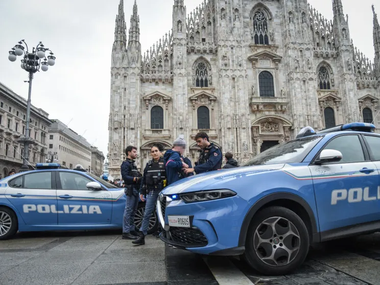 Controlli e fermi di Polizia in piazza del Duomo e dintorni a Milano / ANSA