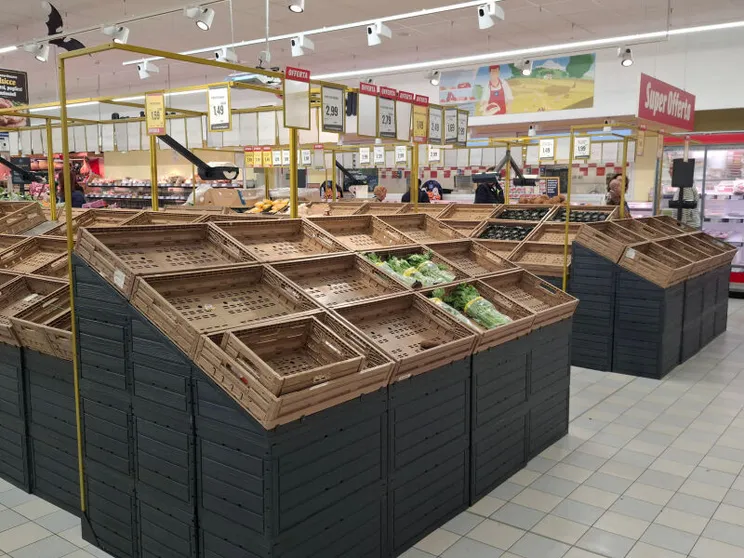 La rivolta dei Tir sale al Centro: primi vuoti sui banchi del fresco