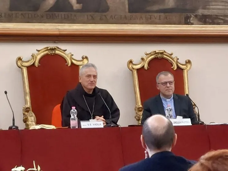 Un momento della prolusione dell'Anno accademico 2026/2027 dell'Istituto Santa Giustina a Padova con il vescovo Vittorio Viola, a sinistra. e il direttore don Loris Della Pietra