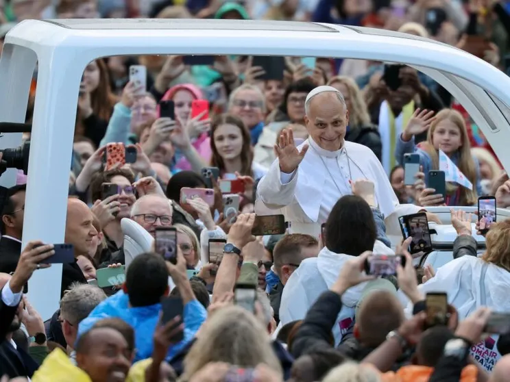Leone XIV convalescente in papamobile fra i pellegrini in piazza San Pietro. «Grazie alla bontà di Dio»