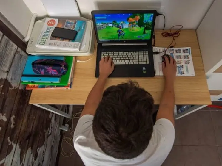 Infanzia e adolescenza, allarme degli esperti in Parlamento: «Quattordicenni iperconnessi e in "ritiro sociale"»