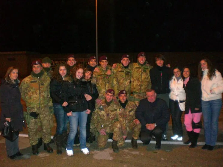 Il precedente della Folgore: quando i parà nel 2008 sfidarono il clan dei Casalesi