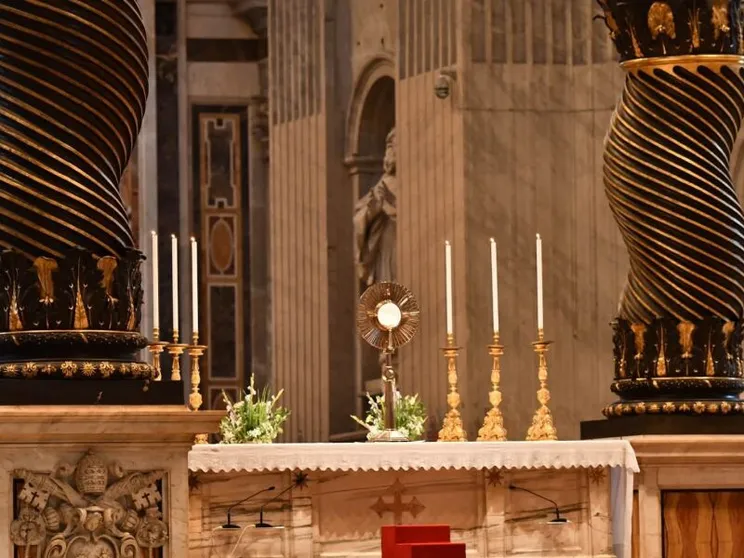 Gli adoratori riuniti a San Pietro: ecco la forza silenziosa della fede