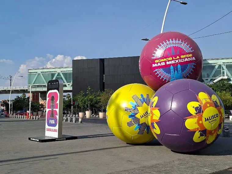 Un'istallazione con giganteschi palloni da calcio colorati e accanto il cartello della Fifa creati in occasione dei Mondiali a Guadalajara, in Messico