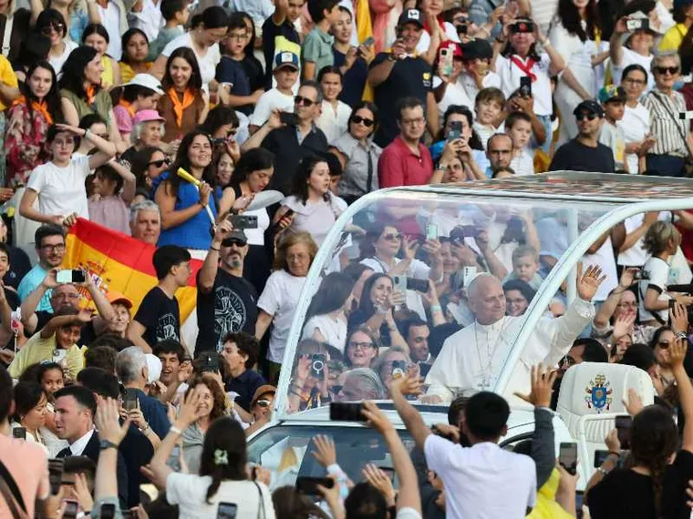 Profitto, femminicidi, egoismo: il Papa a Barcellona indica la “cura” della gratuità