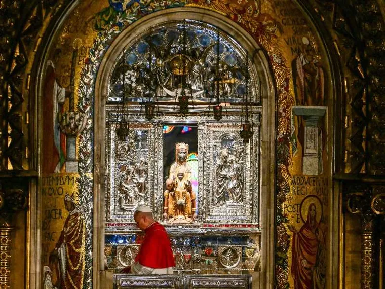 Il Papa all'arrivo a Montserrat