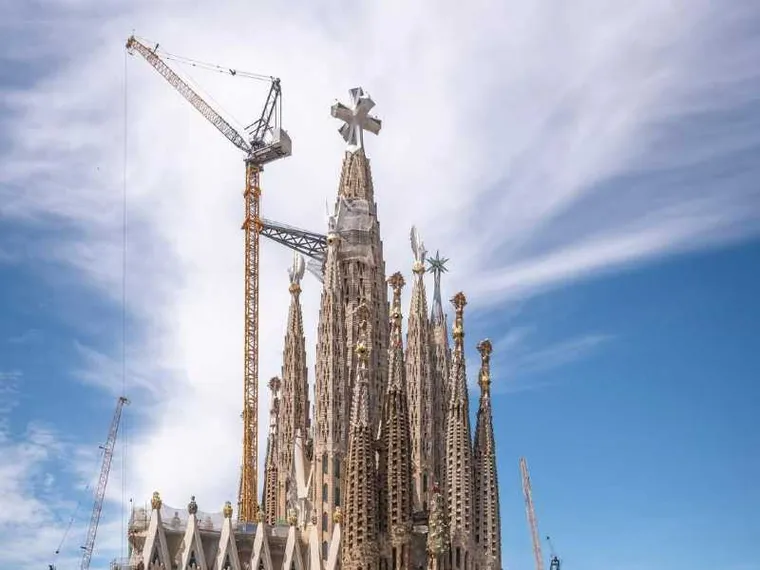 Lo splendore della Sagrada Família e quelle gru che parlano di "imperfetto"