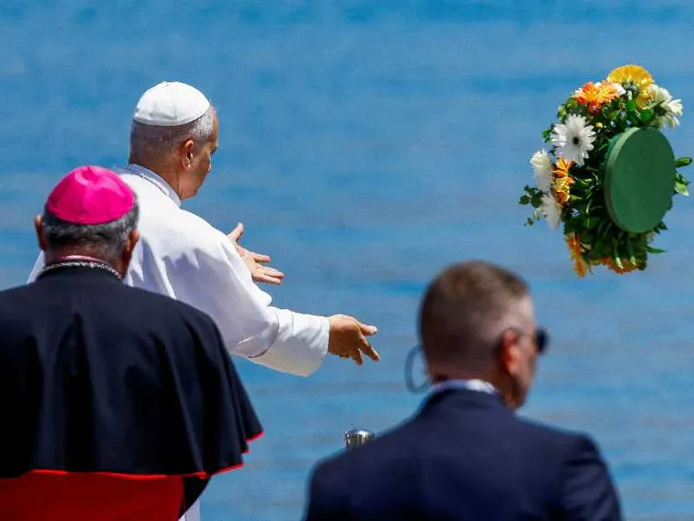 Il Papa al "porto della vergogna": mi inchino sui migranti, nessuno ha il diritto di disprezzarli