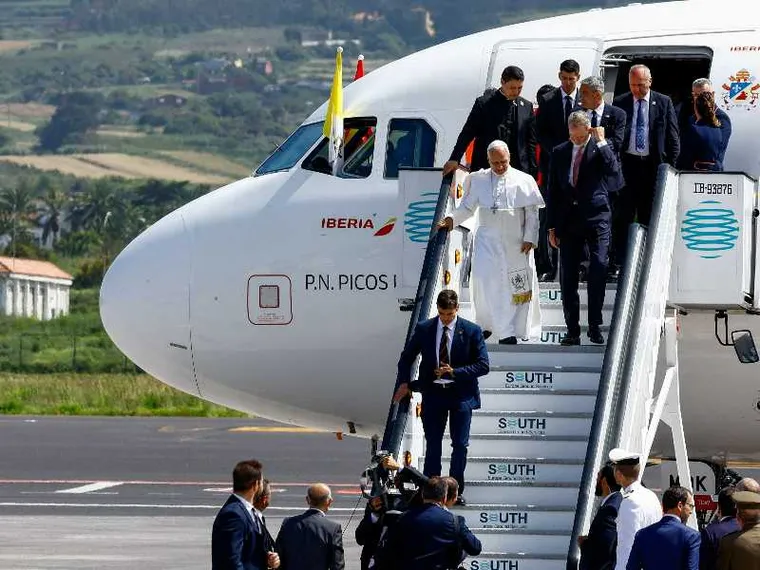 Un'avaria all’aereo papale “ferma” Leone XIV a Tenerife. Il ritorno a Roma con il Falcon del re di Spagna